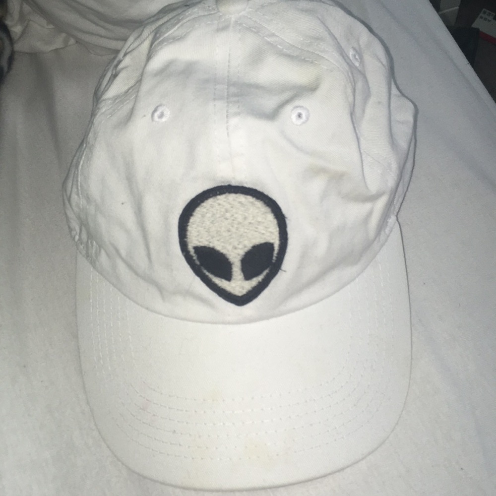 BRANDY MELVILLE ALIEN BASEBALL HAT